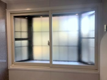 海老名市で浴室の出窓に内窓インプラスを設置し防寒対策リフォーム