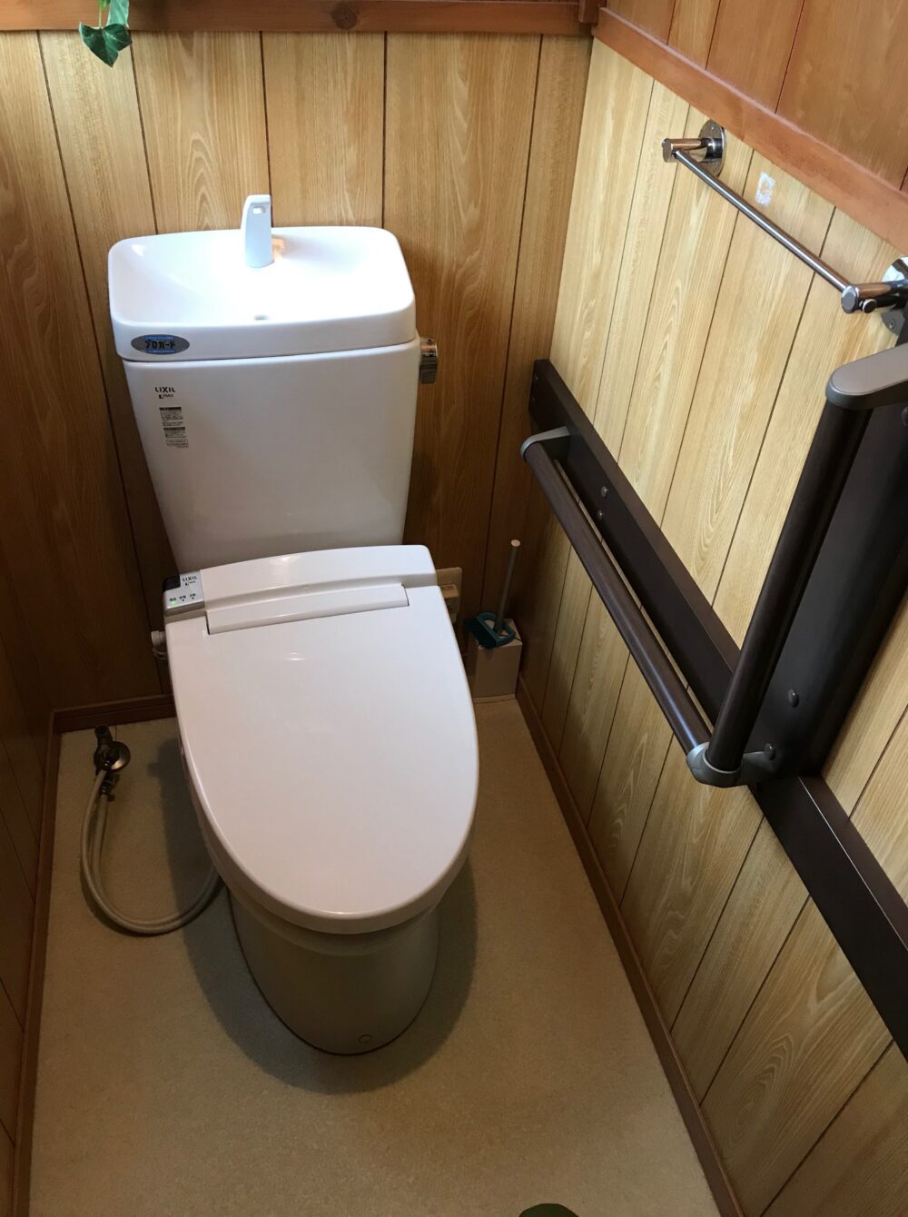海老名市　トイレに介護用の手すりを取り付け　施工例