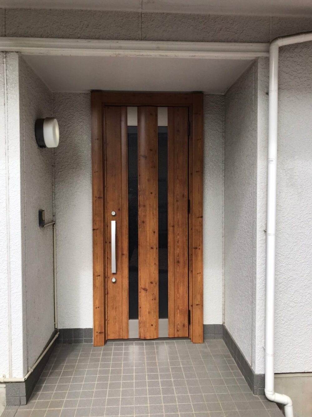 綾瀬市　色もデザインも豊富なLIXIL玄関ドア　リフォーム施工例