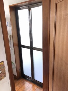 海老名市　古くなった浴室ドアを簡単工事で交換しました！！