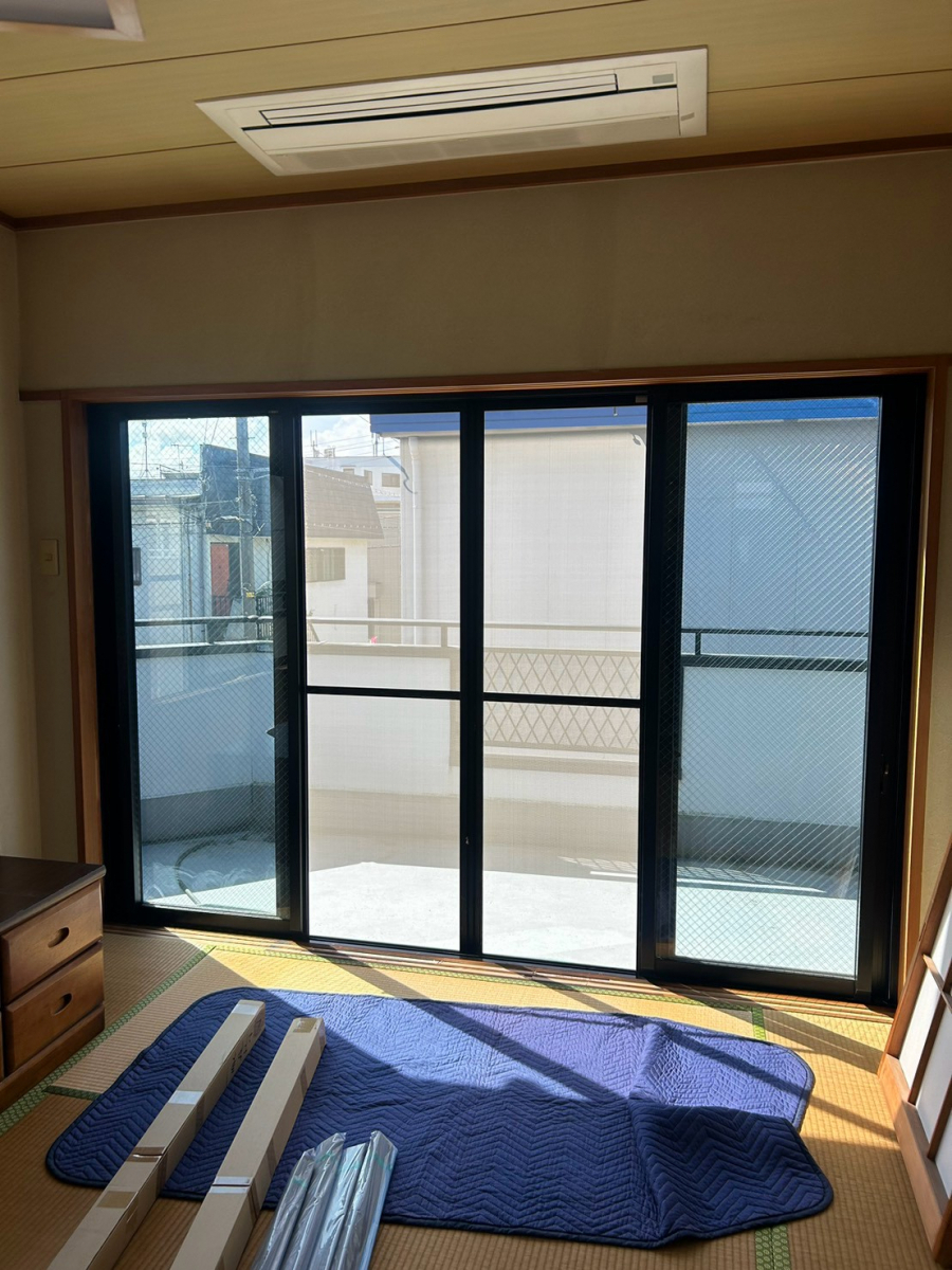 直射日光が差し込む和室の大きな引き違い窓と養生作業中の施工前写真(厚木市) 直射日光が差し込む和室の大きな引き違い窓と養生作業中の施工前写真(厚木市)