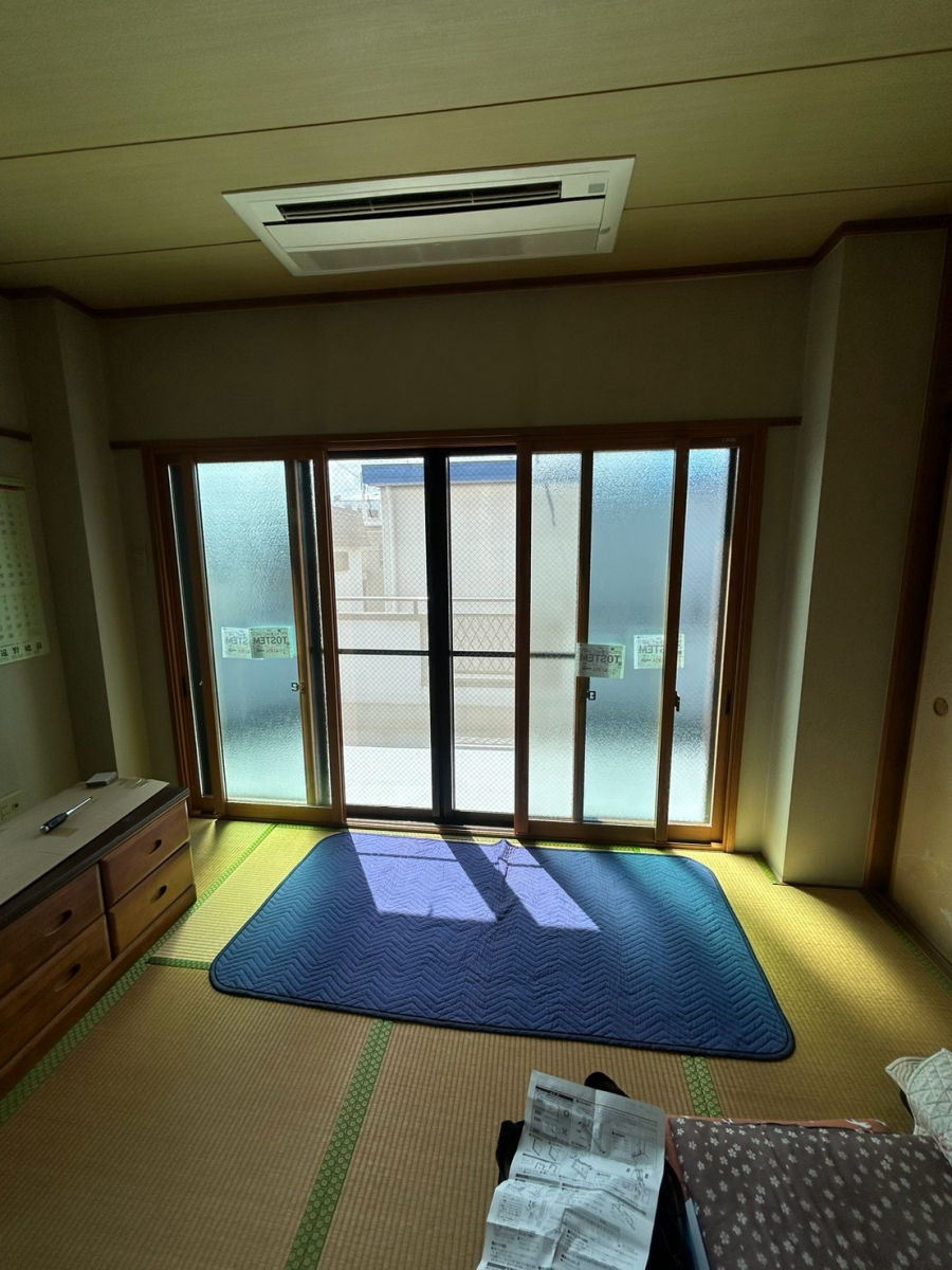 木目調枠のLIXIL内窓インプラスを4枚建てで設置し暑さ対策を行った和室の施工後写真(厚木市) 木目調枠のLIXIL内窓インプラスを4枚建てで設置し暑さ対策を行った和室の施工後写真(厚木市)