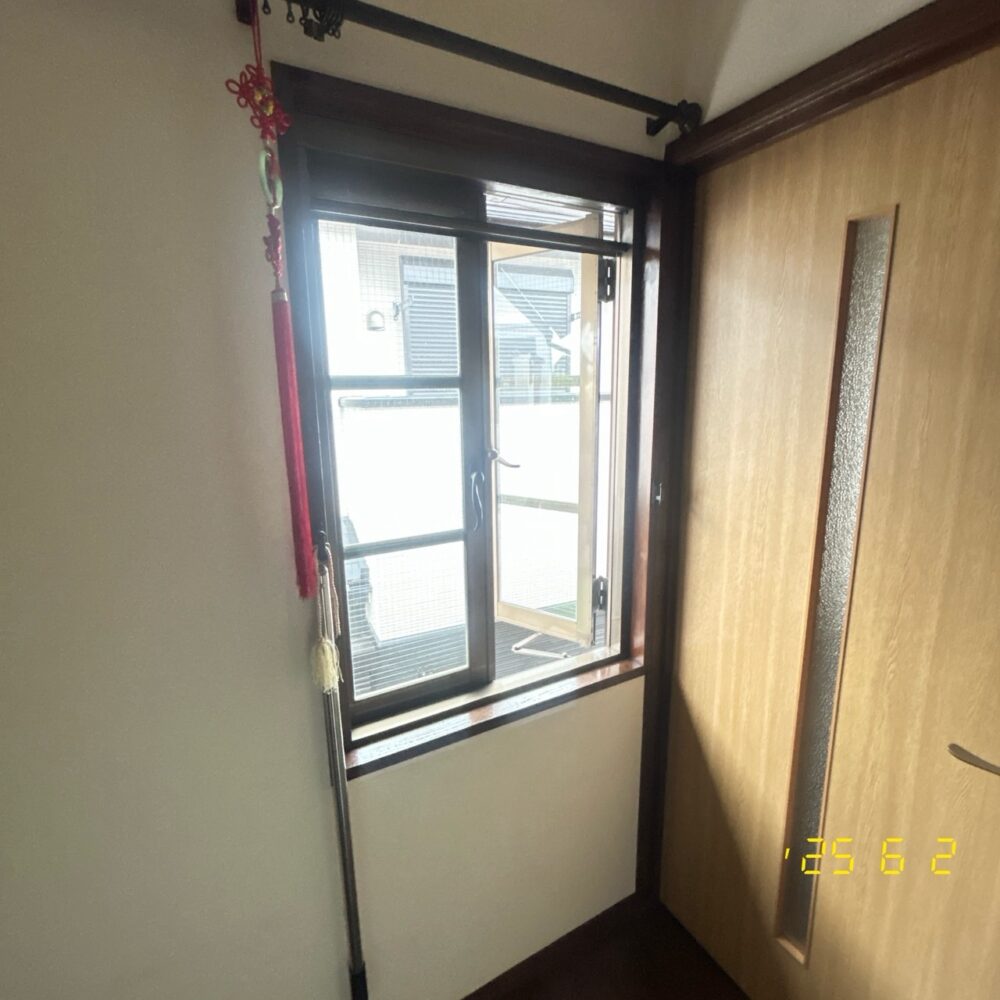 海老名-2階-廊下-開き窓-開口部-施工前 海老名-2階-廊下-開き窓-開口部-施工前