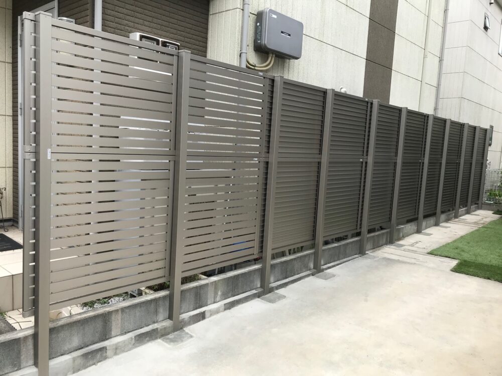 海老名市 フェンス交換リフォーム後 耐久性の高いアルミ製目隠しフェンス