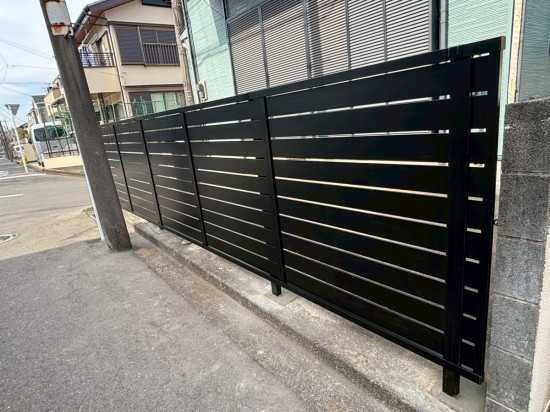 【海老名市 リフォーム】古くなったウッドデッキを撤去し、フェンスABでプライバシーと防犯を両立！