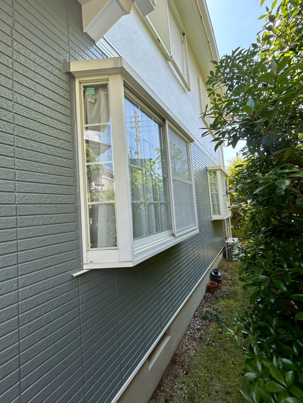 海老名市S様邸の出窓リフォーム施工前。面格子や防犯ガラスが設置される前の無防備な1階の出窓。