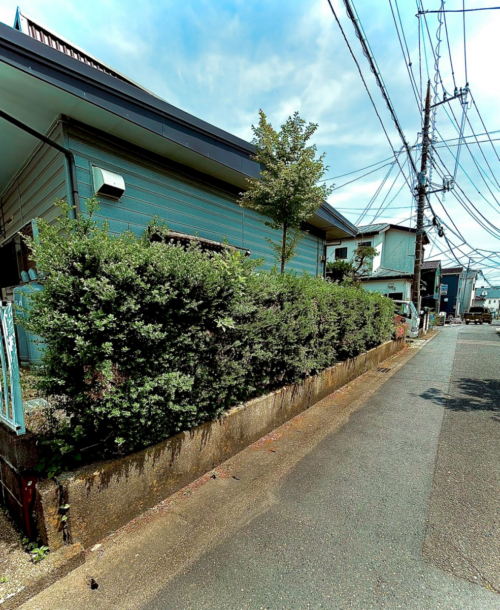 海老名市で行われた外構リフォーム前の道路に面した生垣 海老名市で行われた外構リフォーム前の道路に面した生垣