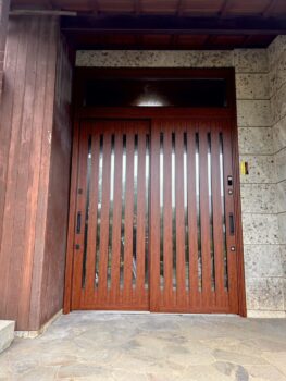 【海老名市 リフォーム】和風住宅に調和するモダンな玄関へ～防犯性と快適性を両立した引戸リフォーム～