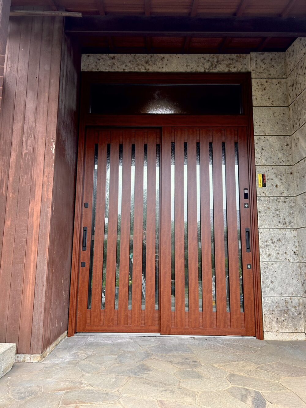 【海老名市 リフォーム】和風住宅に調和するモダンな玄関へ～防犯性と快適性を両立した引戸リフォーム～