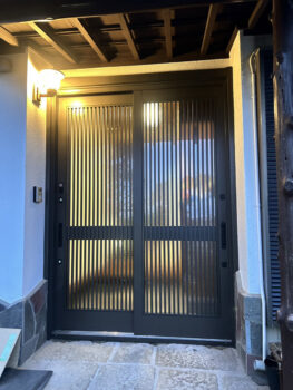 海老名市｜玄関引戸交換＆段差解消のコンクリートハツリ施工事例
