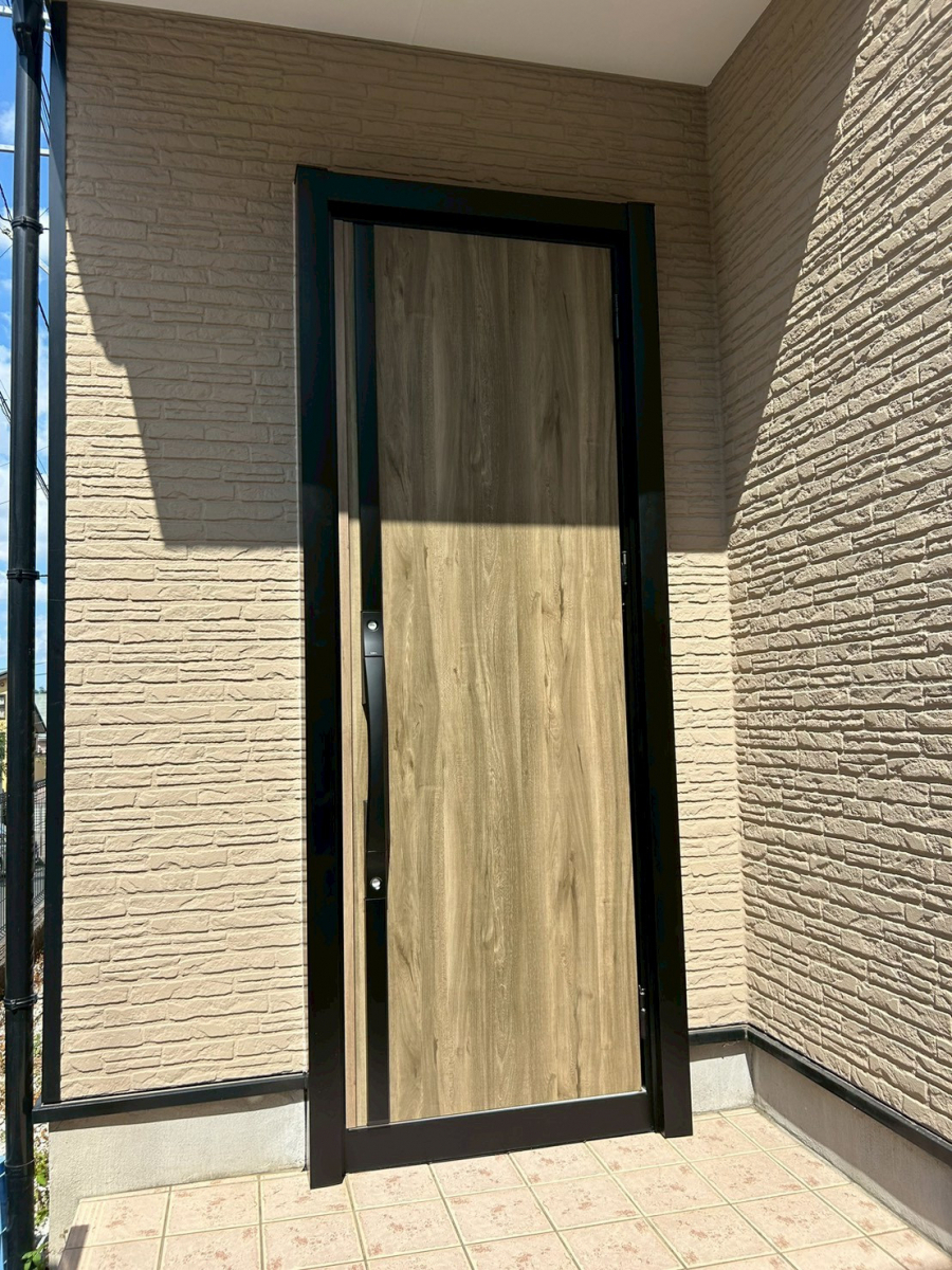 施工後の玄関。高断熱K2仕様の「リシェントS14型」を採用し、外壁に調和する上品な玄関に生まれ変わりました。 施工後の玄関。高断熱K2仕様の「リシェントS14型」を採用し、外壁に調和する上品な玄関に生まれ変わりました。