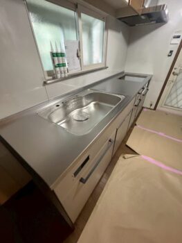 【海老名市 リフォーム】既存の吊戸棚を活かして刷新！理想を叶えたホーローキッチン「トレーシア」