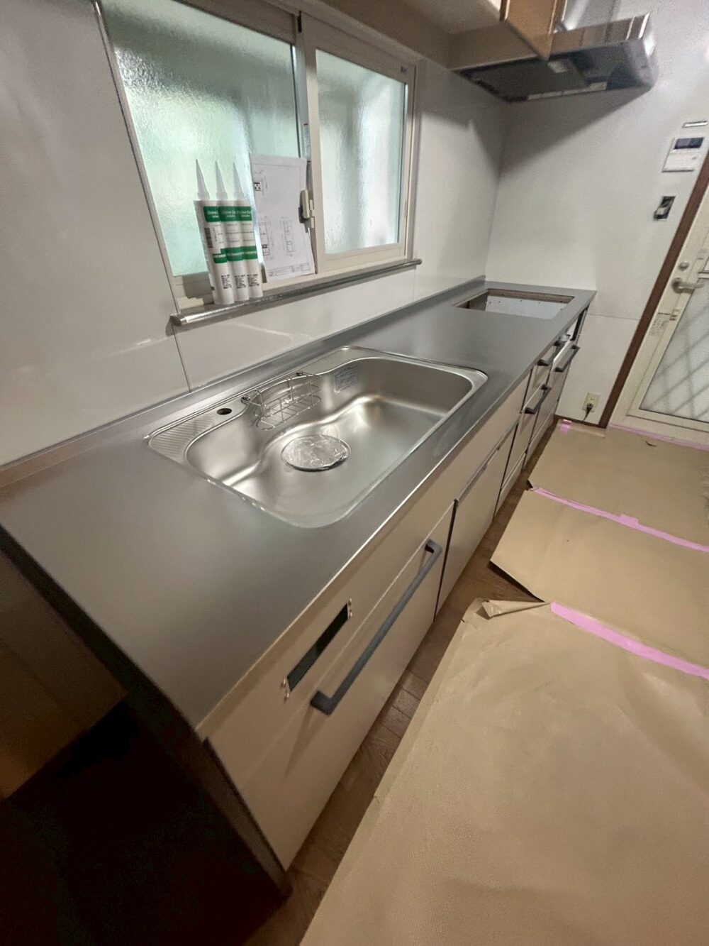 【海老名市 リフォーム】既存の吊戸棚を活かして刷新！理想を叶えたホーローキッチン「トレーシア」