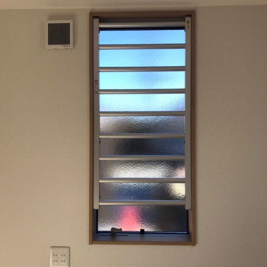 【海老名市 リフォーム】外開き窓でも防犯対策！LIXIL室内面格子の設置で安心の住まいへ