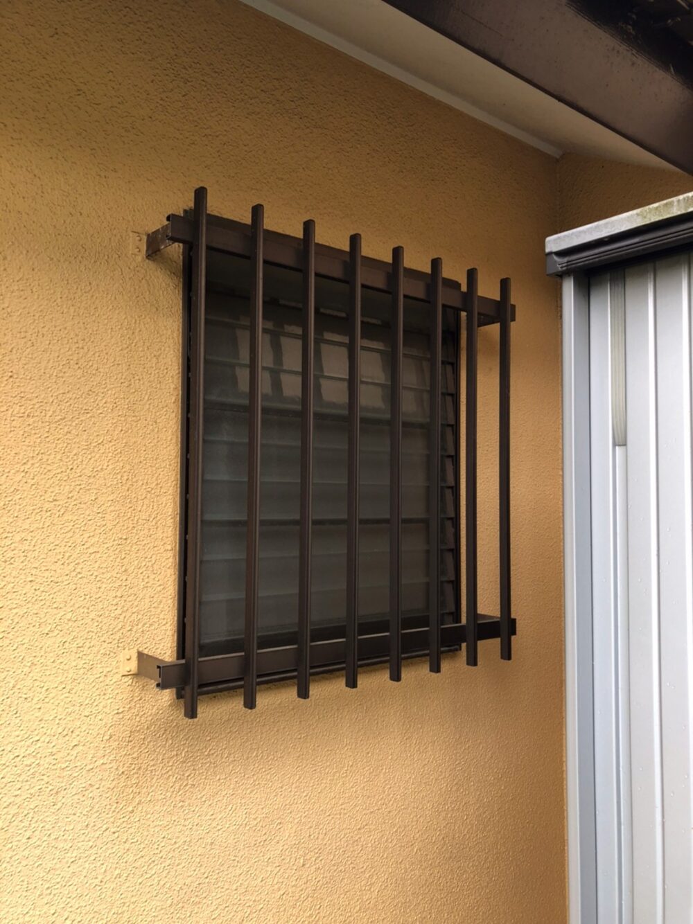 【海老名市 リフォーム】お風呂のルーバー窓が寒い！カバー工法で解決する費用とメリットを解説