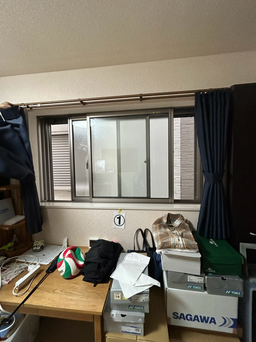 内窓設置前のベッド横の小窓 内窓設置前のベッド横の小窓
