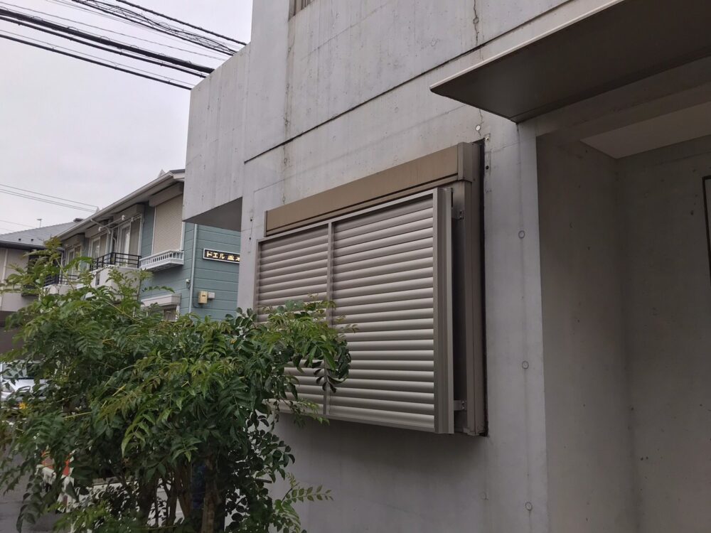 窓リフォーム完了後。シャッター付き窓に多機能ルーバー面格子を設置し、日中の防犯と目隠しを両立。