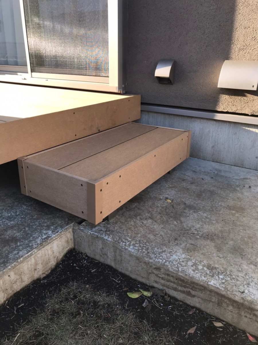 海老名市のリフォーム施工事例。リビング掃き出し窓からウッドデッキ「樹ら楽ステージ」への段差を解消するために設置された、メンテナンスフリーの人工木独立ステップ(踏み台) 海老名市のリフォーム施工事例。リビング掃き出し窓からウッドデッキ「樹ら楽ステージ」への段差を解消するために設置された、メンテナンスフリーの人工木独立ステップ(踏み台)