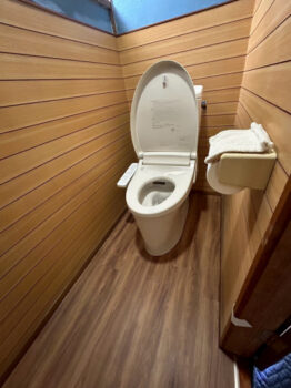 【海老名市 リフォーム】トイレ交換と床の段差解消！LIXILアメージュで実現する節水とバリアフリー