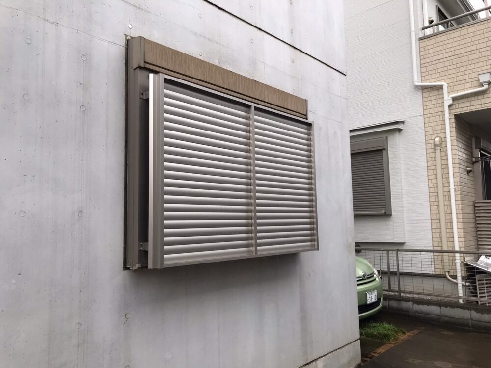シャッター窓に後付けした多機能ルーバー面格子の施工後。ルーバーを全閉して目隠しと防犯性を高めた状態。