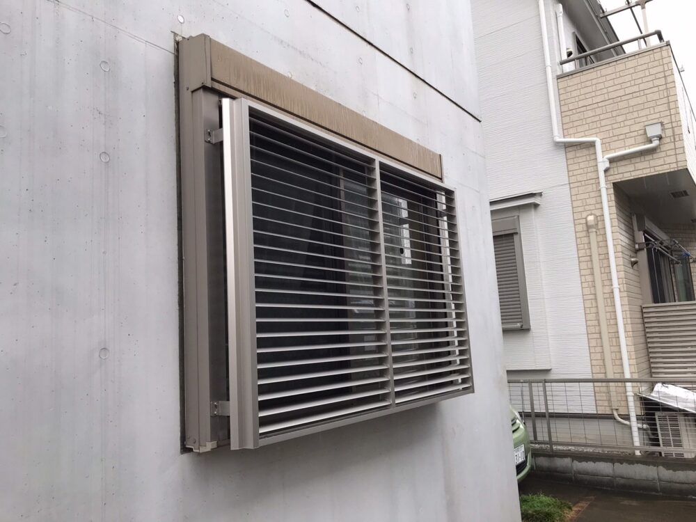 後付けした可動ルーバー面格子の羽根を開けた状態。外からの視線を遮りながら、光と風を取り込める多機能な窓辺。