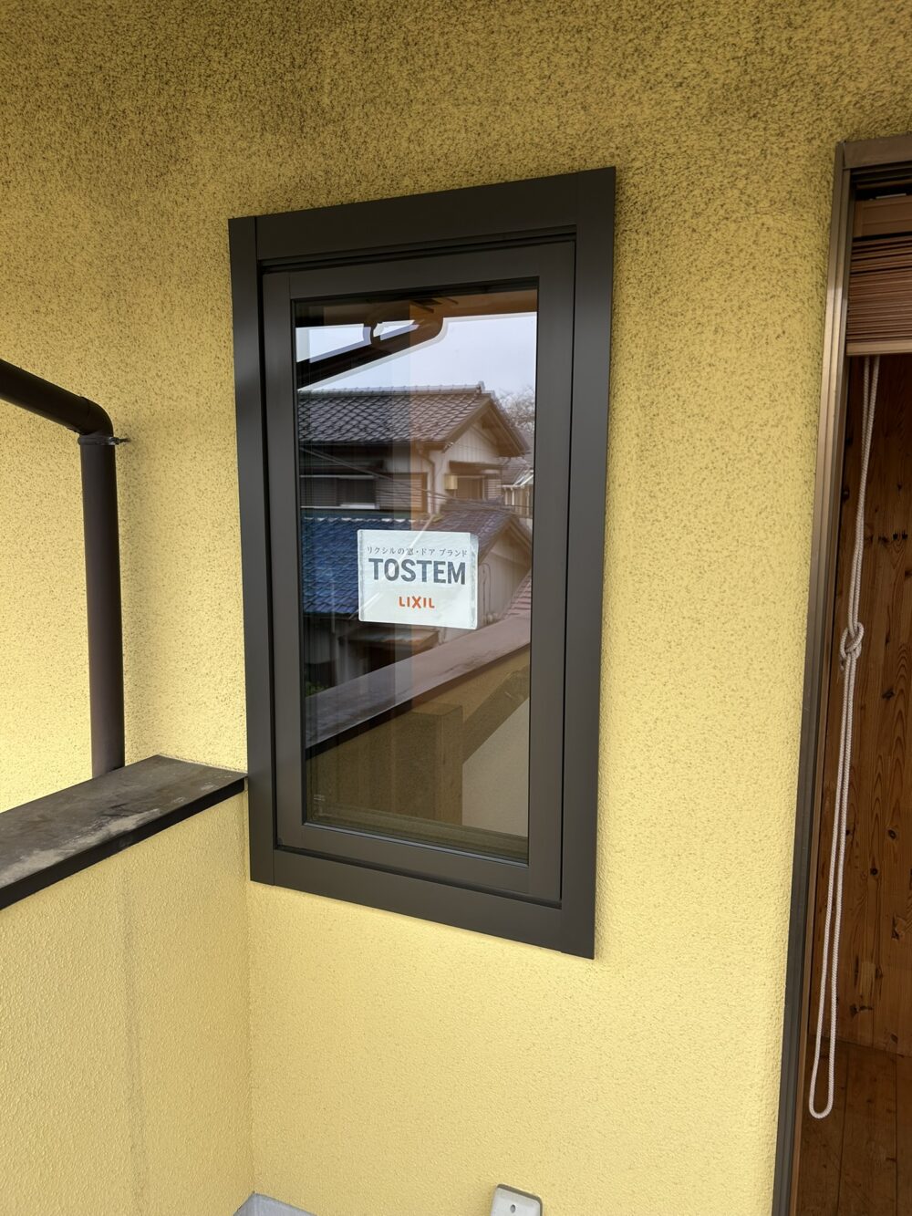 【海老名市 リフォーム】オーニング窓を「リプラス」で最新の縦すべり出し窓へ交換！補助金活用で賢く解決