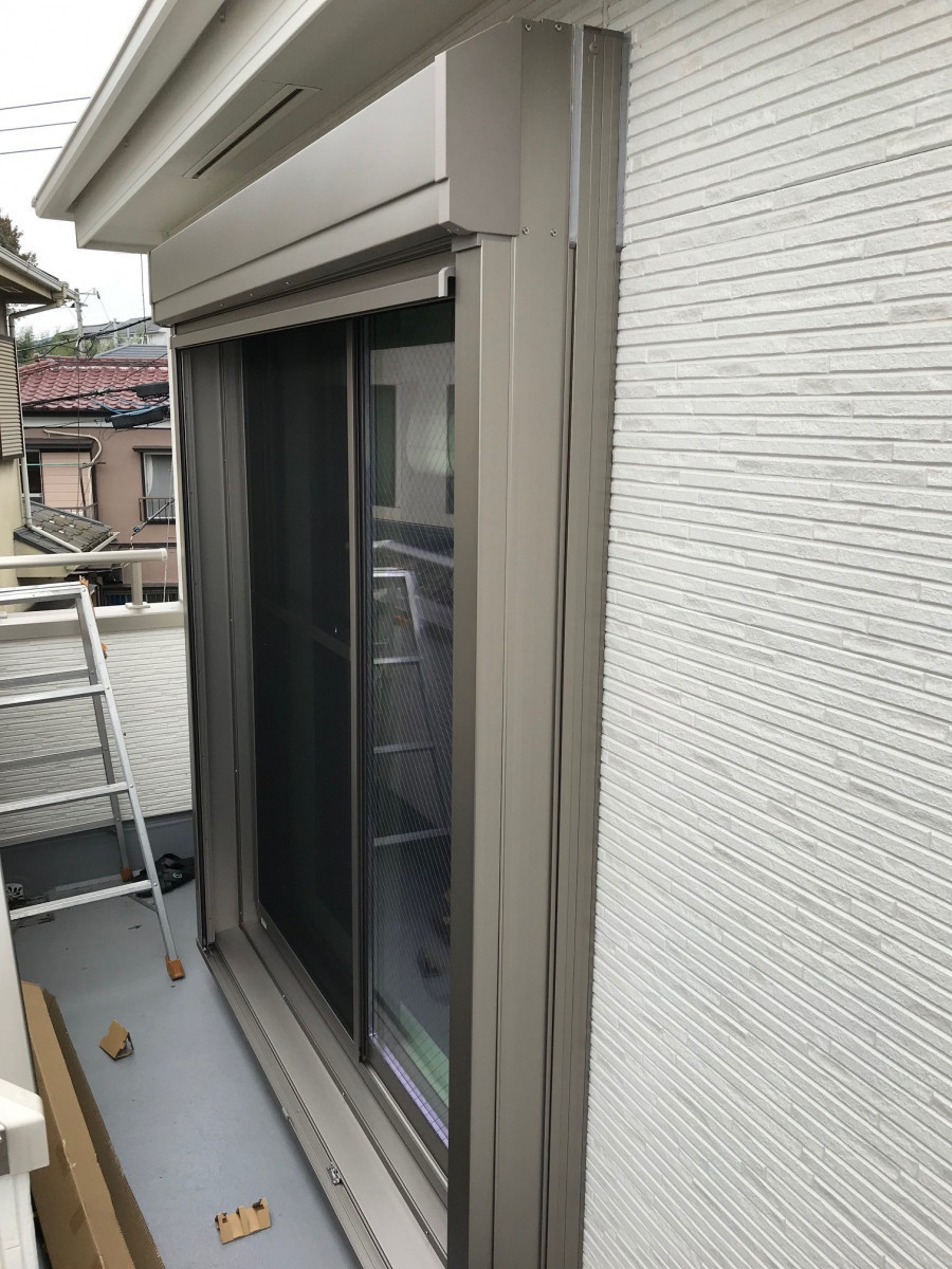 海老名市の戸建て2階窓に設置完了し、シャッターを完全に開けた状態のLIXILリフォームシャッター 海老名市の戸建て2階窓に設置完了し、シャッターを完全に開けた状態のLIXILリフォームシャッター