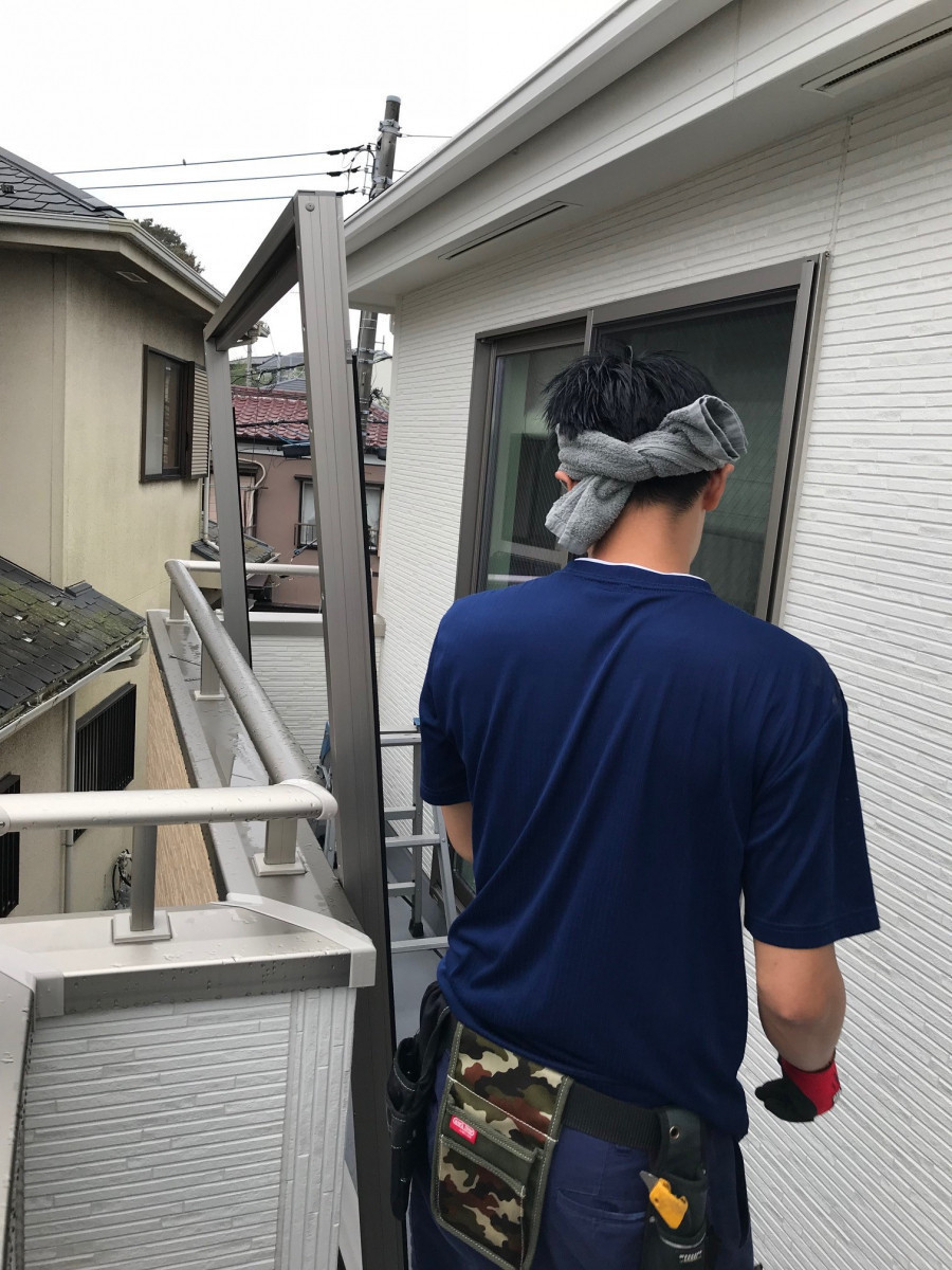 海老名市の戸建て2階窓にLIXILリフォームシャッターの後付け専用枠を設置する職人の様子 海老名市の戸建て2階窓にLIXILリフォームシャッターの後付け専用枠を設置する職人の様子