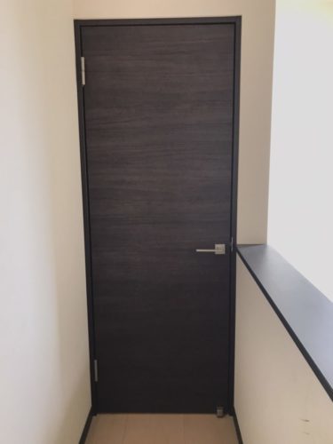 海老名市の施工後：廊下にLIXIL「ラシッサS」室内ドアを設置し、在宅ワーク用の個室を確保したリフォーム事例