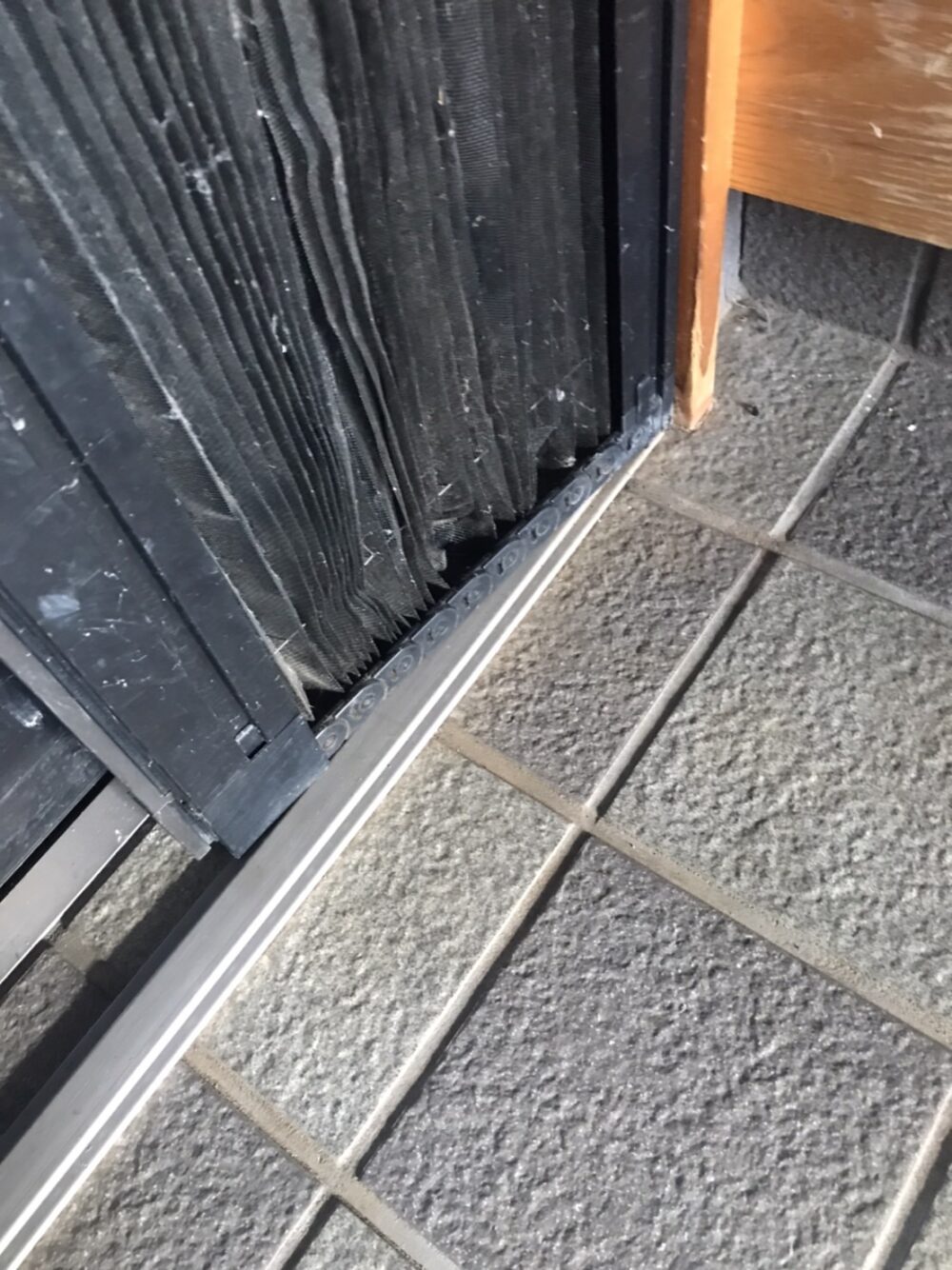 entrance-door-screen_before