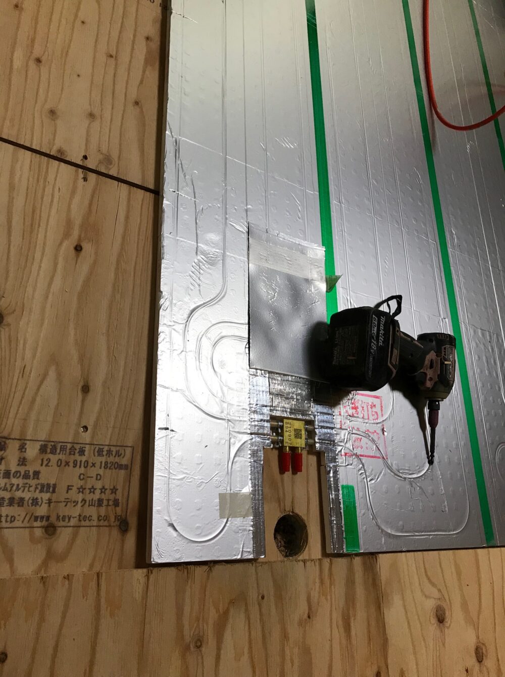 床暖房リフォームの施工中:断熱材の上にリンナイ製の温水式床暖房マットを敷設