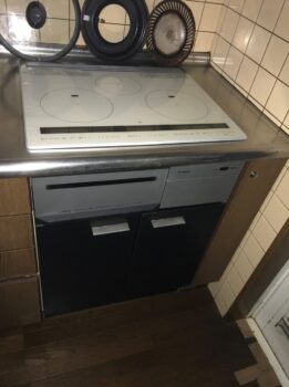 海老名市F様邸で設置完了した日立製3口オールメタルIHクッキングヒーター。掃除がしやすいガラストップ。