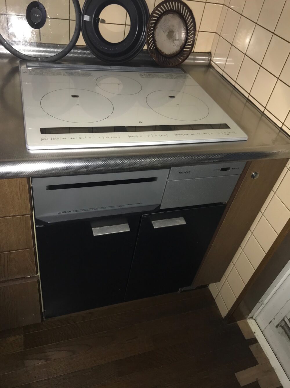 海老名市F様邸で設置完了した日立製3口オールメタルIHクッキングヒーター。掃除がしやすいガラストップ。