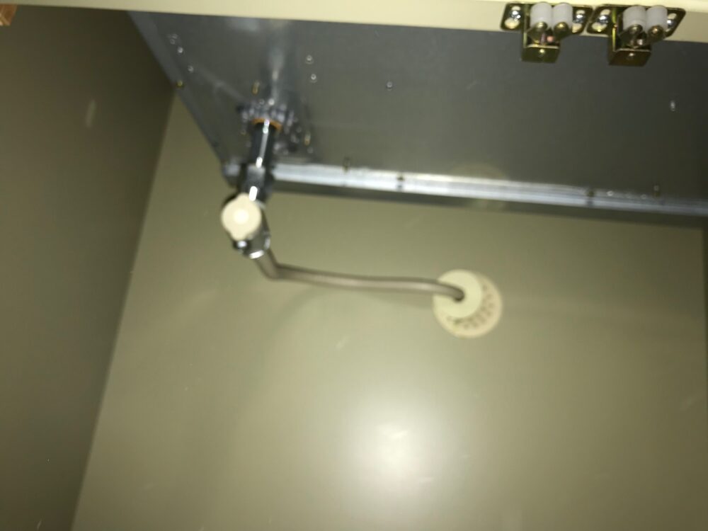 IH交換に伴うガス配管の撤去作業前。システムキッチン内部のガス管の様子。