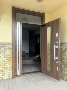 【海老名市 リフォーム】築33年の玄関を1日で一新！LIXILリシェントで叶える断熱・防犯・美観の両立