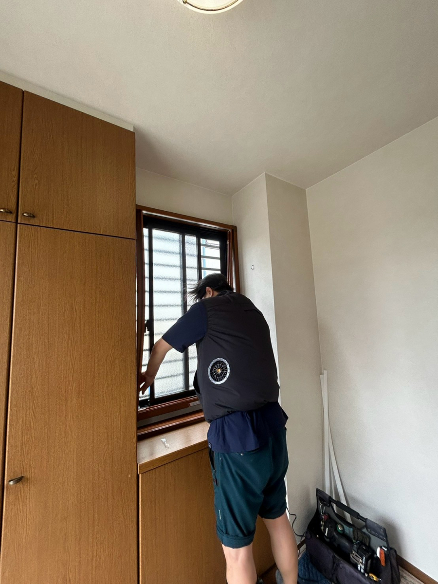 職人が内窓(インプラス)の枠や収まりを丁寧に採寸・施工調整している洋室小窓の様子 職人が内窓(インプラス)の枠や収まりを丁寧に採寸・施工調整している洋室小窓の様子