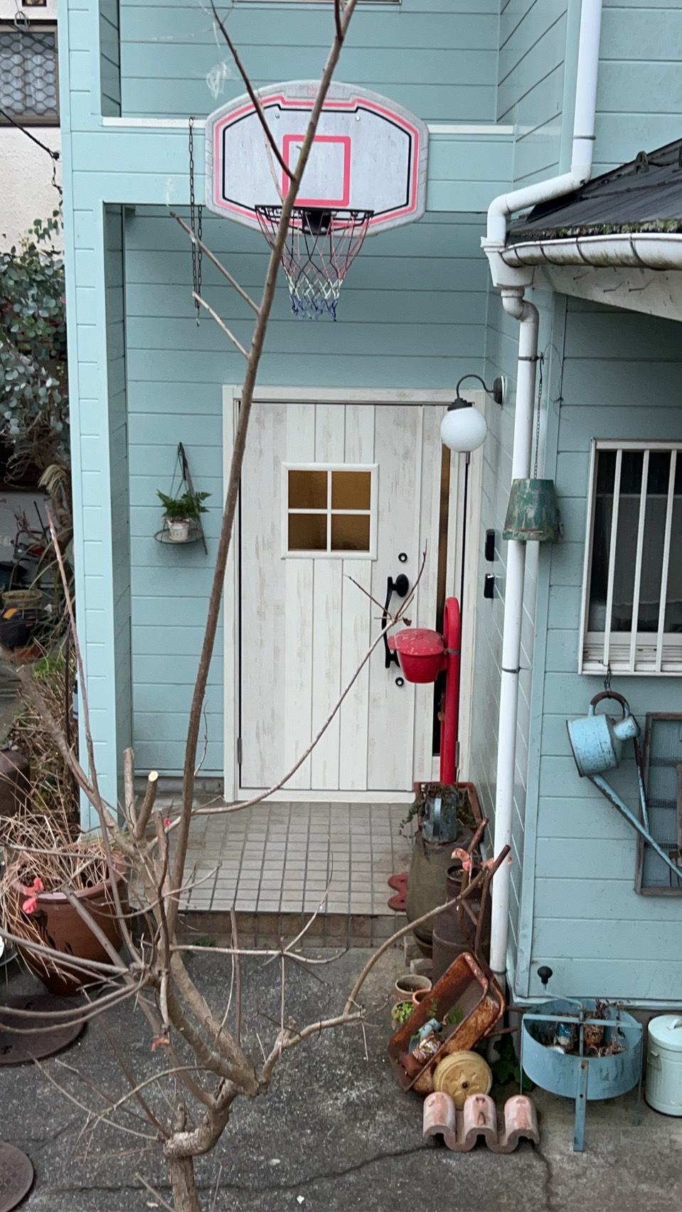 LIXILの断熱玄関ドア「リシェント」D78型(エクリュアイボリー)へ交換した施工後の様子。 LIXILの断熱玄関ドア「リシェント」D78型(エクリュアイボリー)へ交換した施工後の様子。