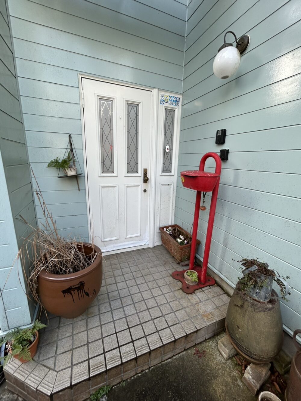 神奈川県相模原市の戸建て住宅、リフォーム前の白い玄関ドア。 神奈川県相模原市の戸建て住宅、リフォーム前の白い玄関ドア。