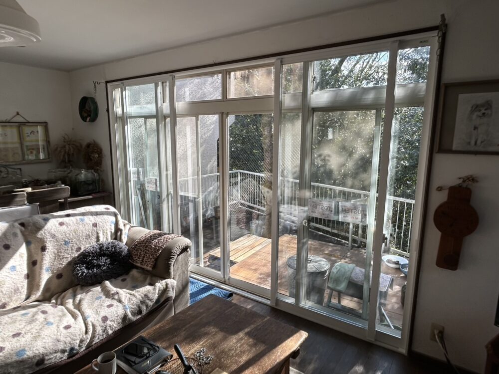 LIXILの内窓「インプラス」を設置した大開口の掃き出し窓。ホワイトの枠で明るく断熱性能が向上した施工後。 LIXILの内窓「インプラス」を設置した大開口の掃き出し窓。ホワイトの枠で明るく断熱性能が向上した施工後。