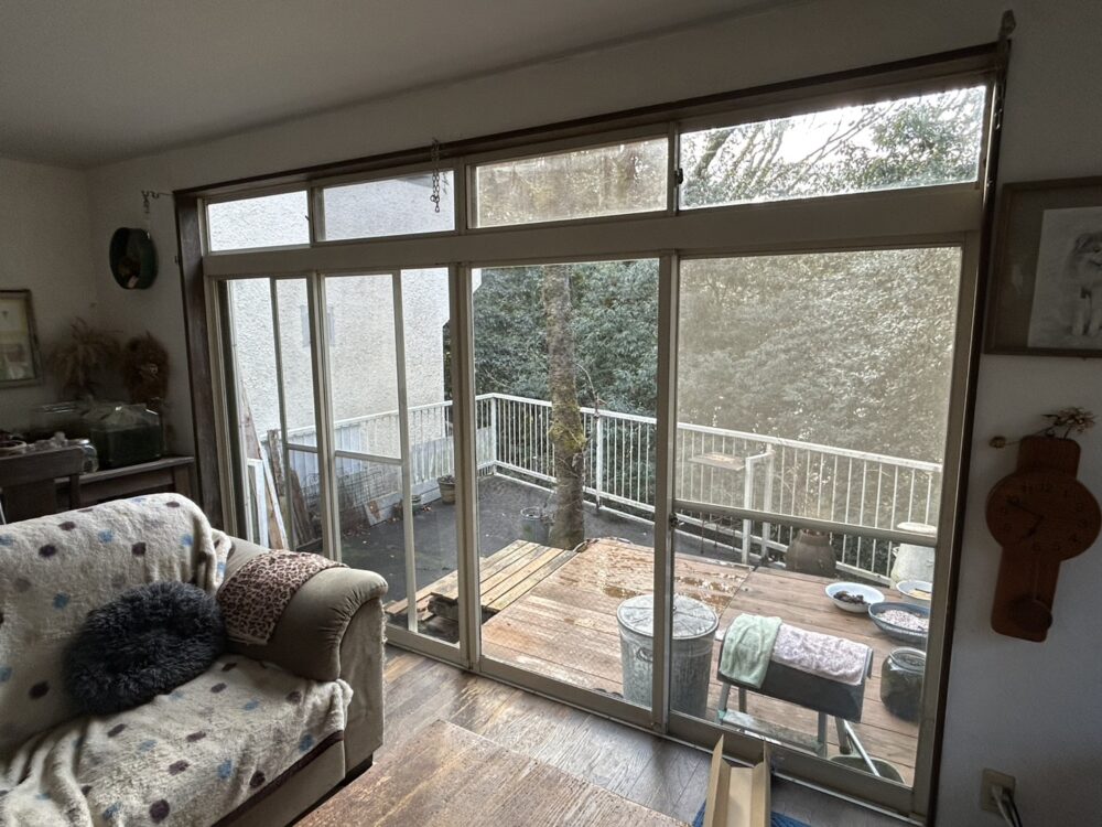 神奈川県相模原市の戸建てリフォーム施工前。広い庭に面した大開口の掃き出し窓。 神奈川県相模原市の戸建てリフォーム施工前。広い庭に面した大開口の掃き出し窓。