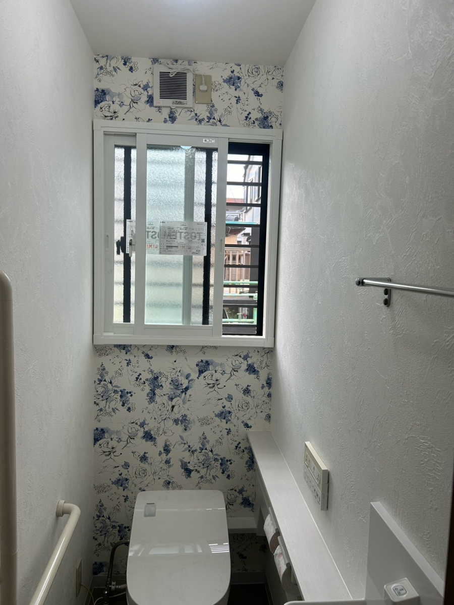 花柄のアクセントクロスに調和するホワイト枠のLIXIL内窓インプラスが施工されたトイレ窓 花柄のアクセントクロスに調和するホワイト枠のLIXIL内窓インプラスが施工されたトイレ窓