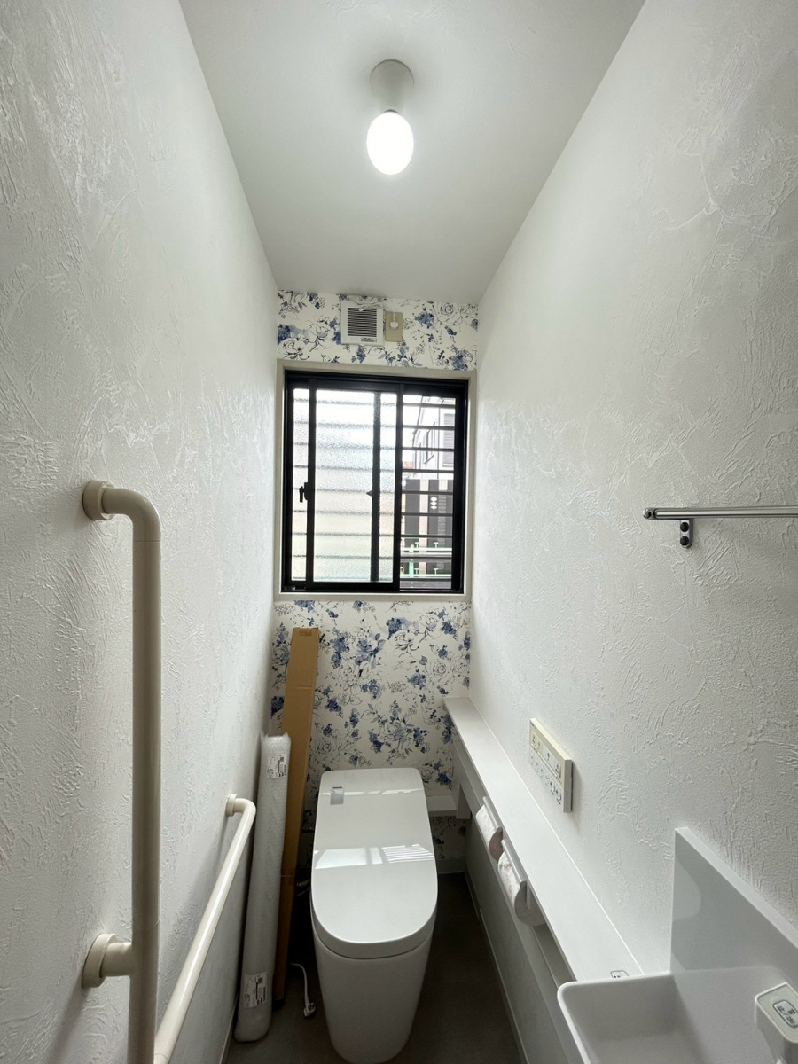 断熱・防音対策前に設置されていたトイレ奥のアルミサッシ窓 断熱・防音対策前に設置されていたトイレ奥のアルミサッシ窓