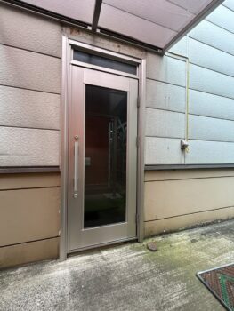 綾瀬市　事務所裏口ドア　施工例「カバー工法なら1日で完成」